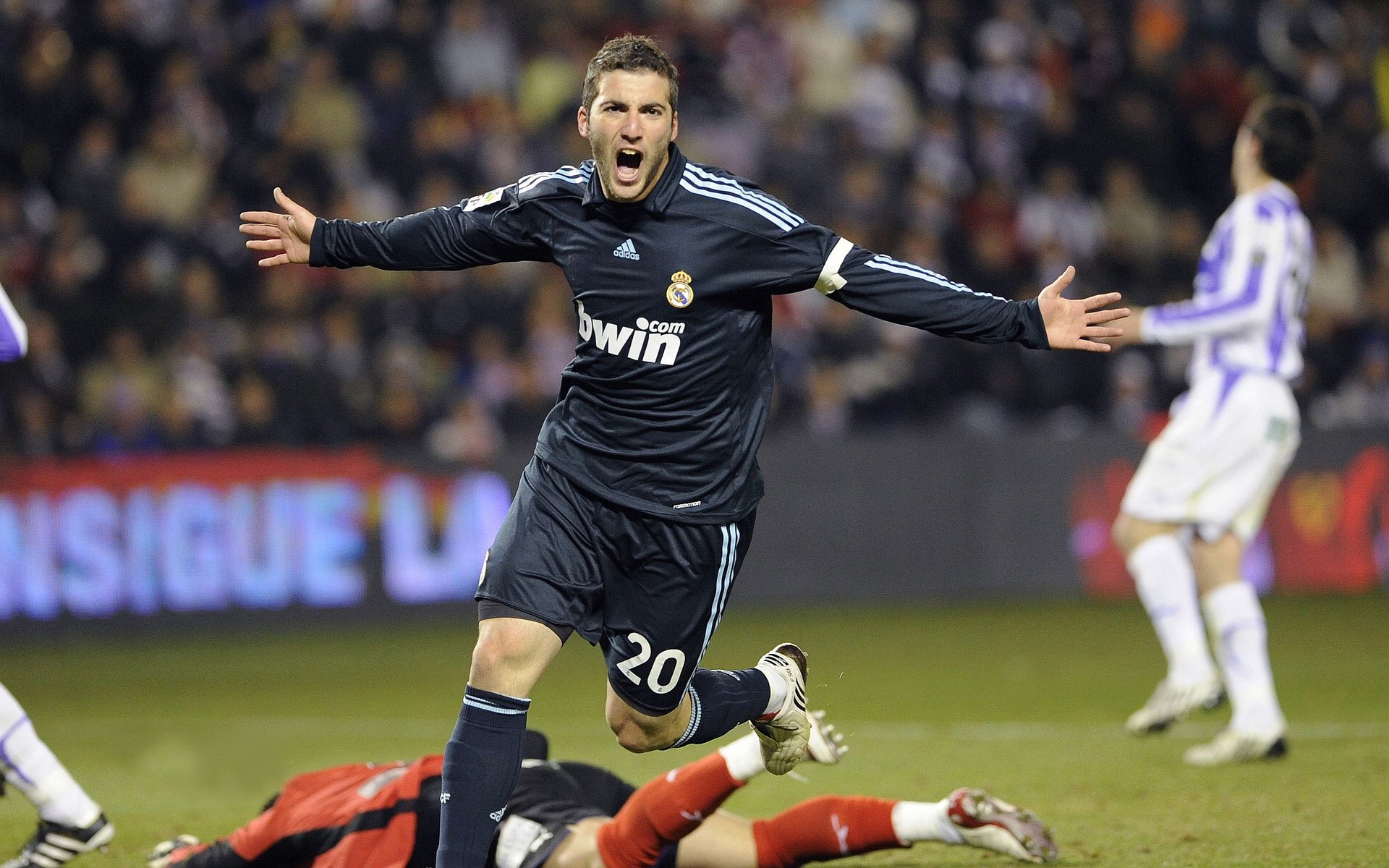 穆古鲁扎在曼联比赛中出色防守，大胜引发热议！